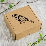 Kartona kaste ar lāzergrieztu putna zīmējumu