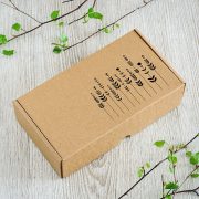 Kartona kaste ar lāzergrieztu pļavas attēlu