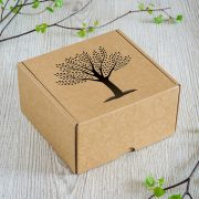 Gaiša kartona dāvanu kaste ar lāzergrieztu koku