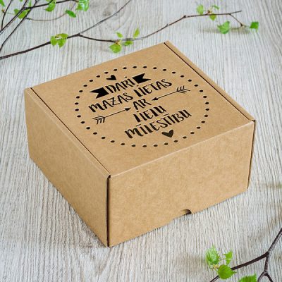 Kartona kaste ar lāzergrieztu tekstu: "Dari mazas lietas ar lielu mīlestību"