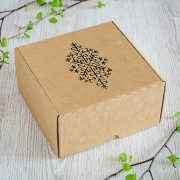Gaiša kartona dāvanu kaste ar lāzergrieztu Austras koku