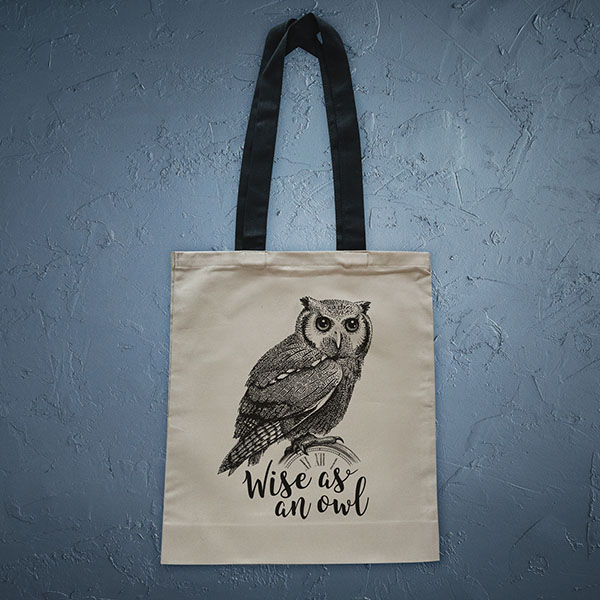 Bēša soma ar melnu apdruku ar pūci ar tekstu Wise as an owl