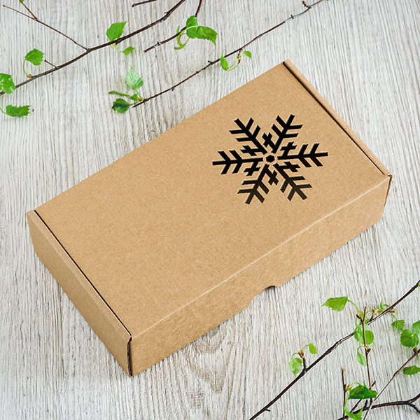 Dāvanu kaste ar lāzergrieztu sniegpārslu labajā kastes pusē