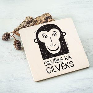 Krūžu paliktnis ar krāsainu apdruku un tekstu: "Cilvēks kā cilvēks"
