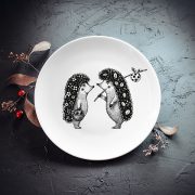 Balts mazais šķīvis ar melnu divu ežu apdruku