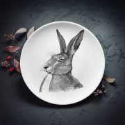 Balts vidējais šķīvis ar melnu zaķa apduku