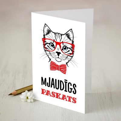 Atverama kartīte ar sarkanu un melnu apdruku ar kaķi un tekstu: Mjaudīgs paskats