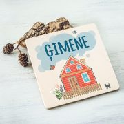 Balts krūžu paliktnis ar krāsainu tekstu: "Ģimene"
