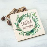 Balts krūžu paliktnis ar krāsainu tekstu: "Labākā krustmāte"
