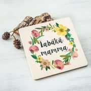 Balts krūžu paliktnis ar krāsainu tekstu: "Labākā mamma"