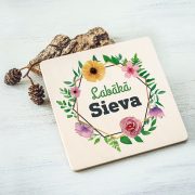 Balts krūžu paliktnis ar krāsainu tekstu: "Labākā sieva"