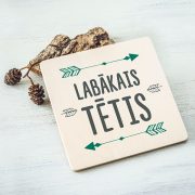 Balts krūžu paliktnis ar krāsainu tekstu: "Labākais tētis"