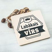 Balts krūžu paliktnis ar krāsainu tekstu: "Labākais krusttēvs"