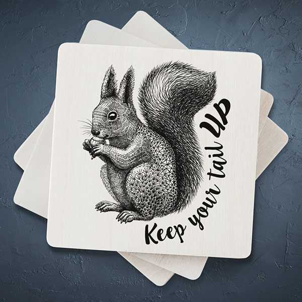 Balts magnēts ar melnu vāveres zīmējumu un tekstu: "Keep your tail up"