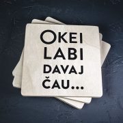 Balts krūžu paliktnis ar melnu tekstu: "Okei, labi, davaj, čau..."