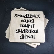 Balts krūžu paliktnis ar melnu tekstu: "Smadzenes vajag taupīt gudrākai dienai"