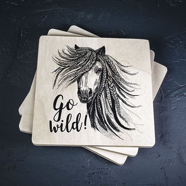 Balts krūžu pilktnis ar melnu zirga zīmējumu un tekstu: "Go wild!"