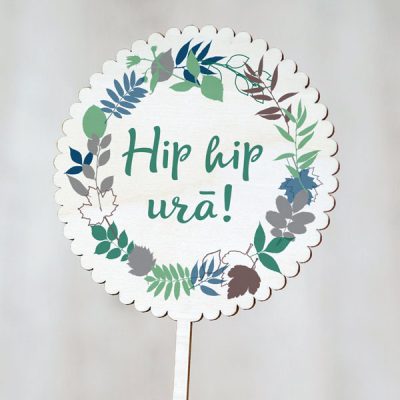 Dekoratīvs kūku dekors ar krāsainu tekstu: "Hip hip urā!"
