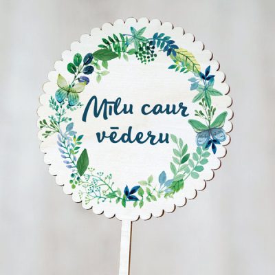 Dekoratīvs kūku dekors ar krāsainu tekstu: "Mīlu caur vēderu"