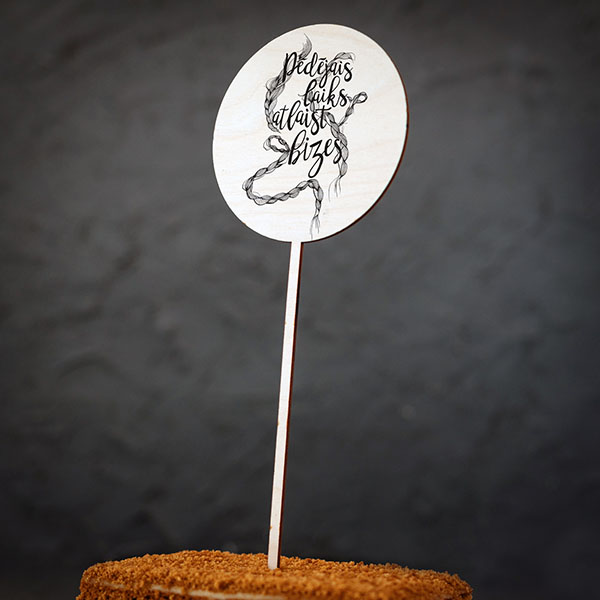 Dekoratīvs kūku dekors ar bižu zīmējumu un tekstu: "Pēdējais laiks atlaist bizes"