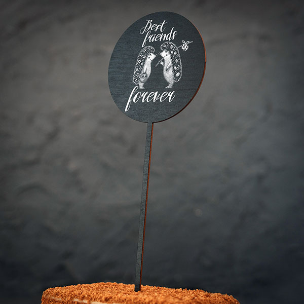 Dekoratīvs kūku dekors ar divu ežu zīmējumu un tekstu: "Best friends forever"