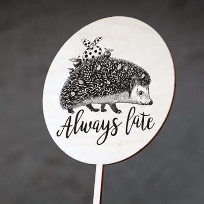 Dekoratīvs kūku dekors ar eža zīmējumu un tekstu: "Always late"