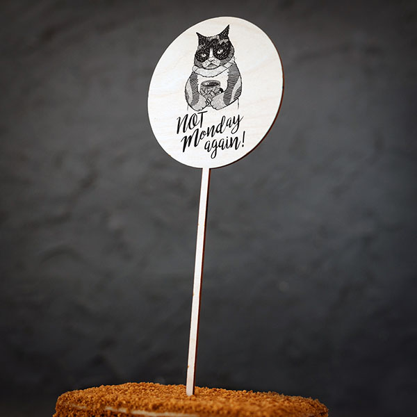 Dekoratīvs kūku dekors ar kaķa zīmējumu un tekstu: "Not Monday again!"