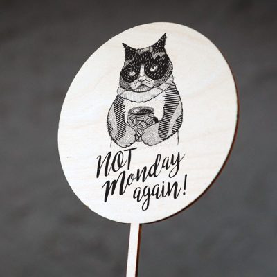 Dekoratīvs kūku dekors ar kaķa zīmējumu un tekstu: "Not Monday again!"