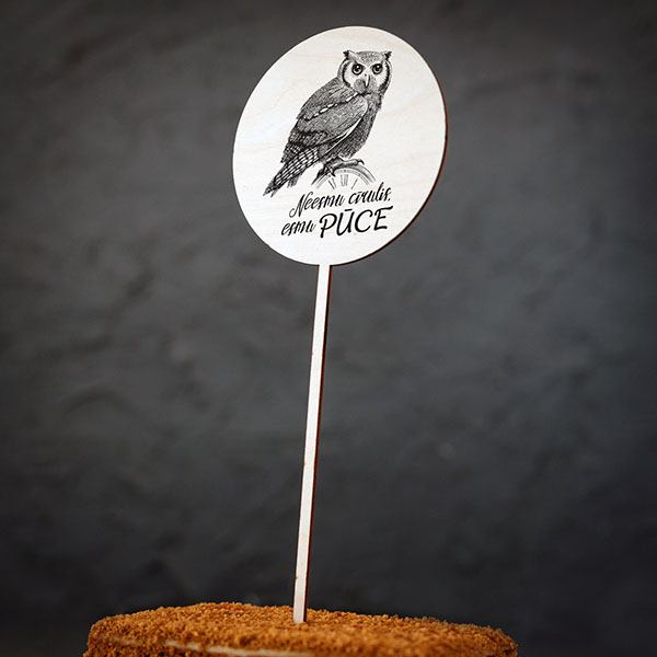 Dekoratīvs kūku dekors ar pūces zīmējumu un tekstu: "Neesmu cīrulis, esmu PŪCE"