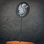 Dekoratīvs kūku dekors ar vāveres zīmējumu un tekstu: "Ar augsti paceltu asti"