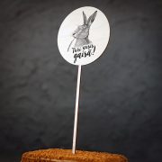 Dekoratīvs kūku dekors ar zaķa zīmējumu un tekstu: "Turi ausis gaisā!"