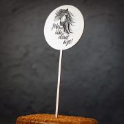 Dekoratīvs kūku dekors ar zirga zīmējumu un tekstu: "Pēdējais laiks atlaist bizes!"