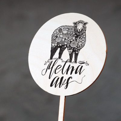 Dekoratīvs kūku dekors ar aitas zīmējumu un tekstu: "Melnā avs"