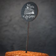 Dekoratīvs kūku dekors ar eža zīmējumu un tekstu: "Kur ezītis tik ilgi kavējas?"