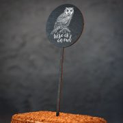Dekoratīvs kūku dekors ar pūces zīmējumu un tekstu: "Wise as an owl"