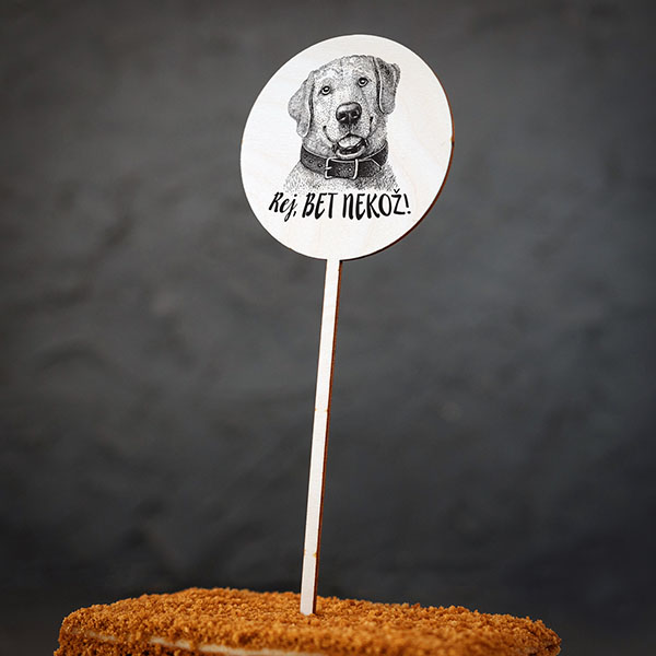 Dekoratīvs kūku dekors ar suņa zīmējumu un tekstu: "Rej, bet nekož!"