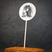 Dekoratīvs kūku dekors ar zirga zīmējumu un tekstu: "Go wild!"