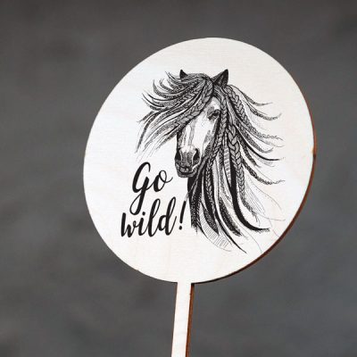 Dekoratīvs kūku dekors ar zirga zīmējumu un tekstu: "Go wild!"