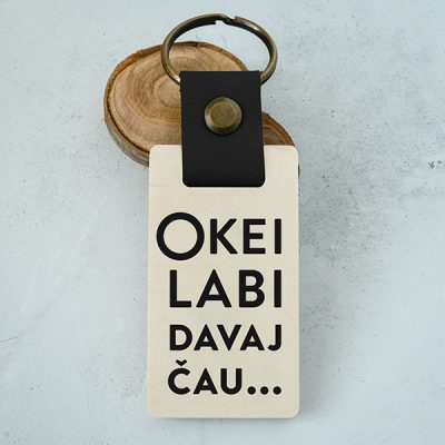 Koka atslēgu piekariņš ar tekstu: "Okei, labi, davaj, čau..."