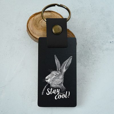 Koka atslēgu piekariņš ar zaķa zīmējumu un tekstu: "Stay cool!"