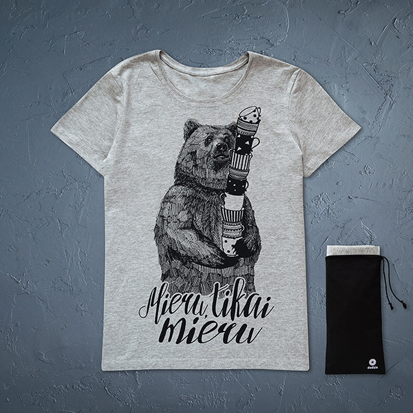 Pelēks sieviešu t-krekls ar melnu lāča zīmējumu un tekstu: "Mieru, tikai mieru"