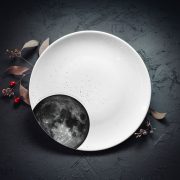 Vidējais šķīvis ar melnu Mēness zīmējumu un zeltītu tekstu: "Mans uzticamais pavadonis"