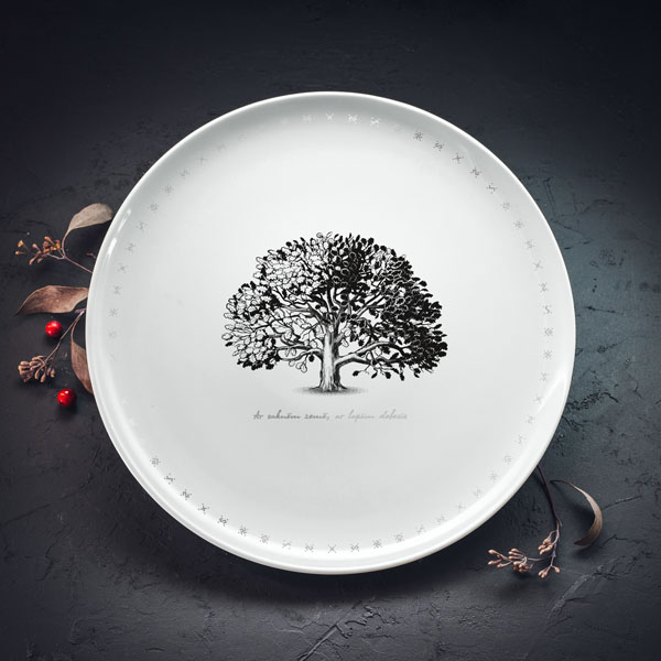 Dadzis, Šķīvis, Ozols "Ar saknēm zemē, ar lapām debesīs" Lielais šķīvis ar melnu ozola zīmējumu un sudrabotu tekstu: "Ar saknēm zemē, ar lapām debesīm"