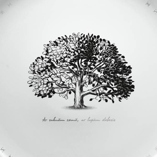 Lielais šķīvis ar melnu ozola zīmējumu un sudrabotu tekstu: "Ar saknēm zemē, ar lapām debesīm"