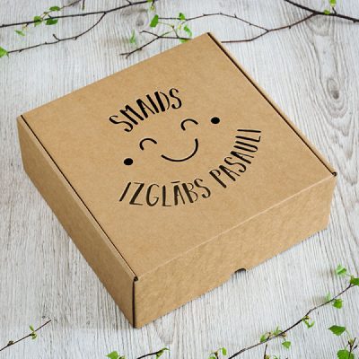 Kartona kaste ar lāzergravētu tekstu: "Smaids izglābs pasauli"