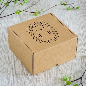 Kartona kaste ar lāzergravētu eža zīmējumu.