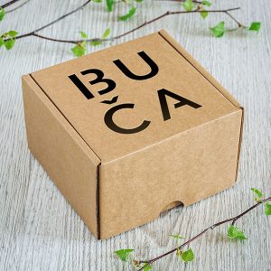 Kartona kaste ar lāzergravētu tekstu: "Buča"