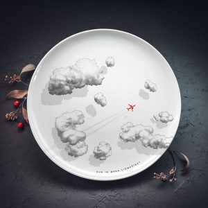 Lielais šķīvis ar melniem mākoņiem un sarkanas lidmašīnas zīmējumu un tekstu: "Kur ir mana lidmašīna?"