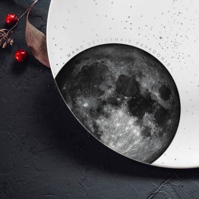Vidējais šķīvis ar melnu Mēness zīmējumu un zeltītu tekstu: "Mans uzticamais pavadonis"