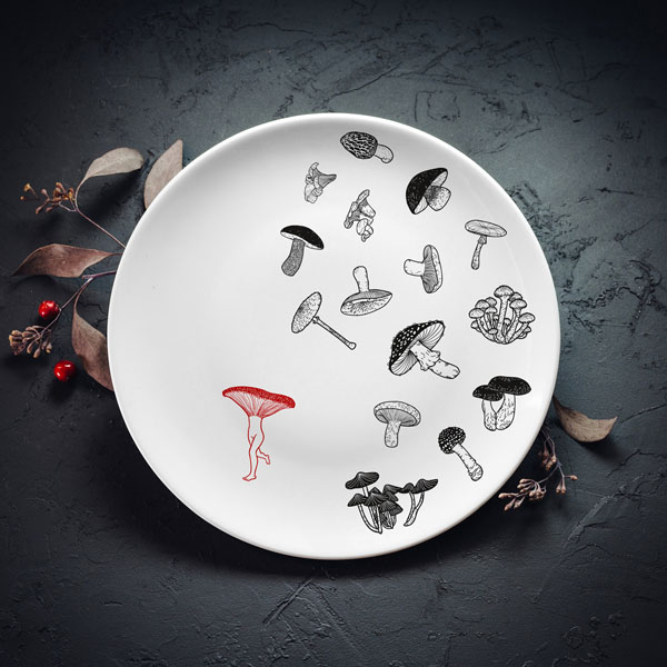 Dadzis, Šķīvis, Sēnes Vidējais šķīvis ar melnu sēņu zīmējumu un sarkanu elementu.